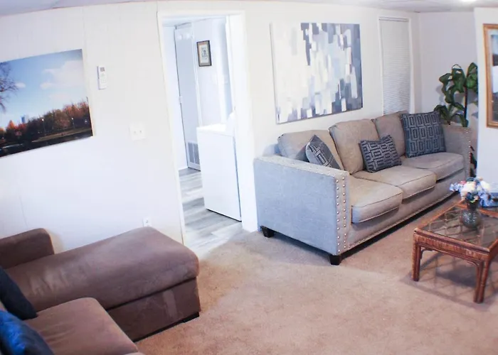 California Ave - 2 Bedroom - Home Away From Home!