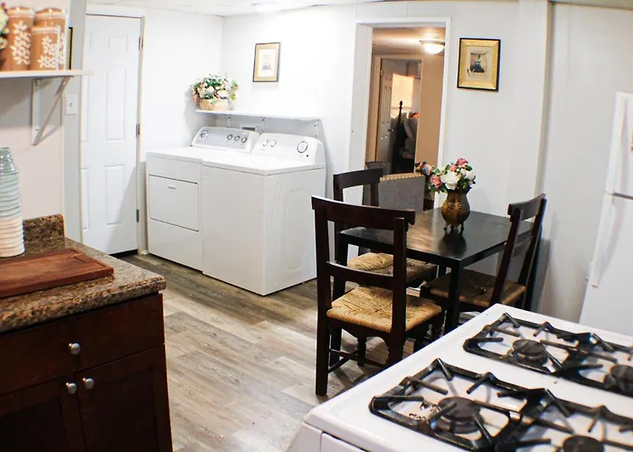 California Ave - 2 Bedroom - Home Away From Home!