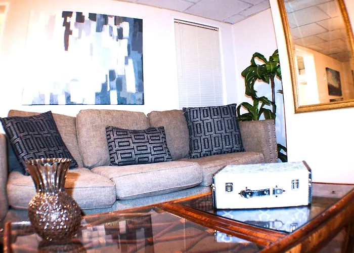 California Ave - 2 Bedroom - Home Away From Home!