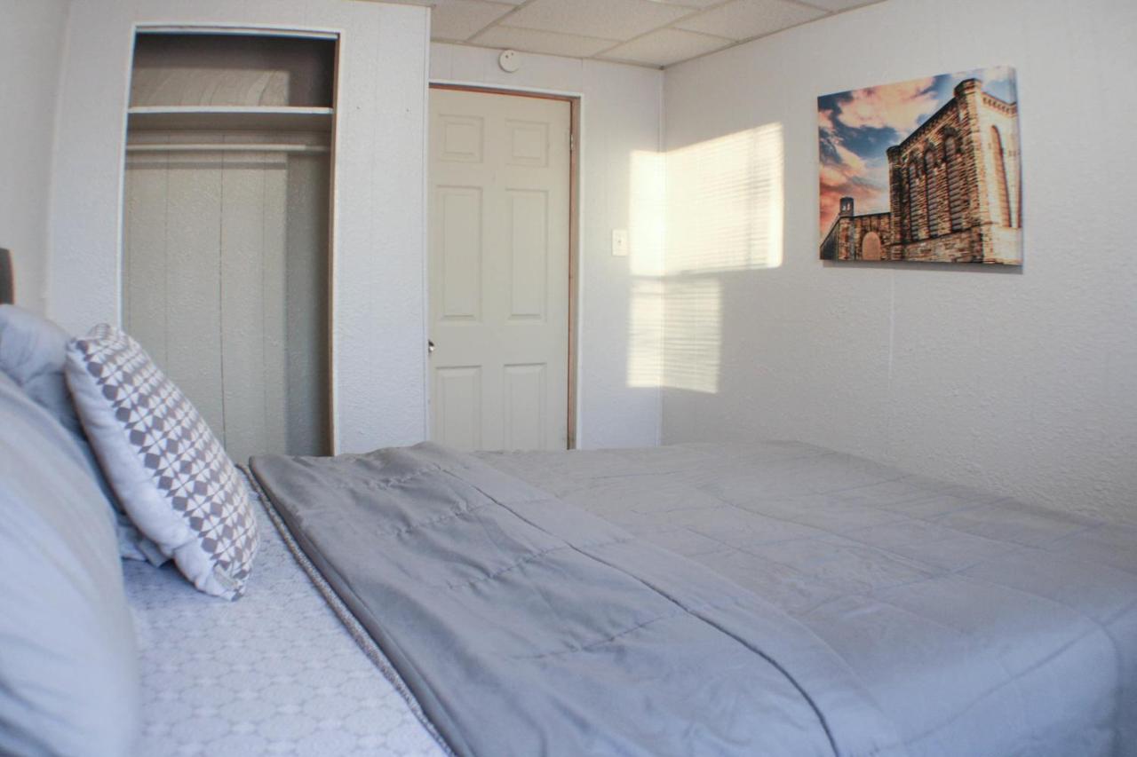 California Ave - 2 Bedroom - Away From Home! Appartement