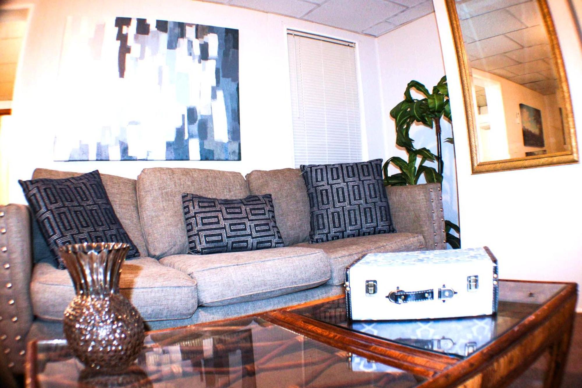 California Ave - 2 Bedroom - Away From Home! Appartement
